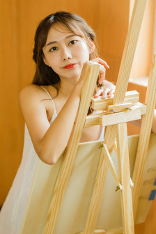 不扣纽扣的女孩